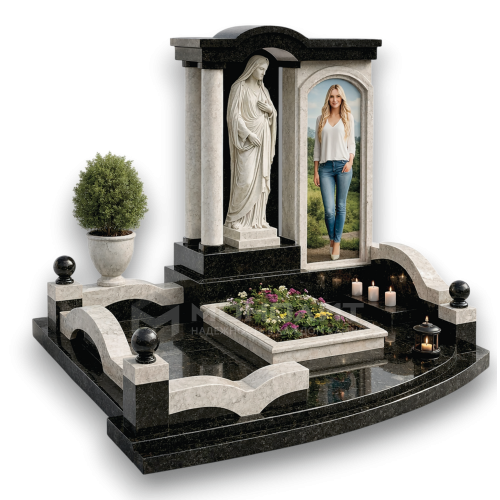 Ниша с Девой Марией и оградой